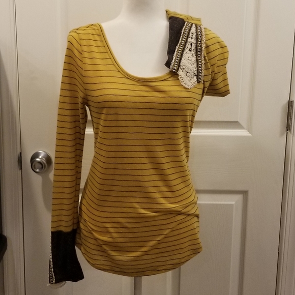 BKE Tops - BKE goldenrod knit top with unique cuffs